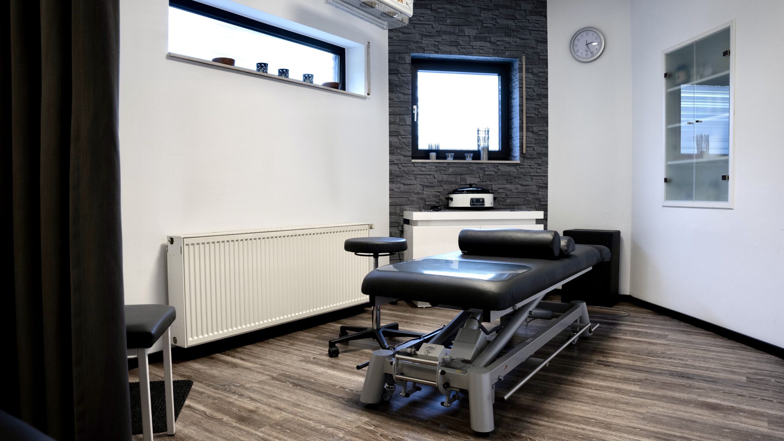 Krankengymnastik
Krankengymnastik ZNS – PNF
KG am Gerät
Manuelle Lymphdrainage
Kiefergelenksbehandlung (CMD)
Massage / spezifische Massage / Bindegewebsmassage
Schlingentisch
Extensionsbehandlung
Fango/Naturmoor
Heißluft/heiße Rolle
Elektrotherapie
Ultraschalltherapie
Eisbehandlung
Hausbesuche